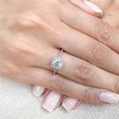 Anel Diamntes em Ouro Branco com Diamantes totalizando 75 pts.