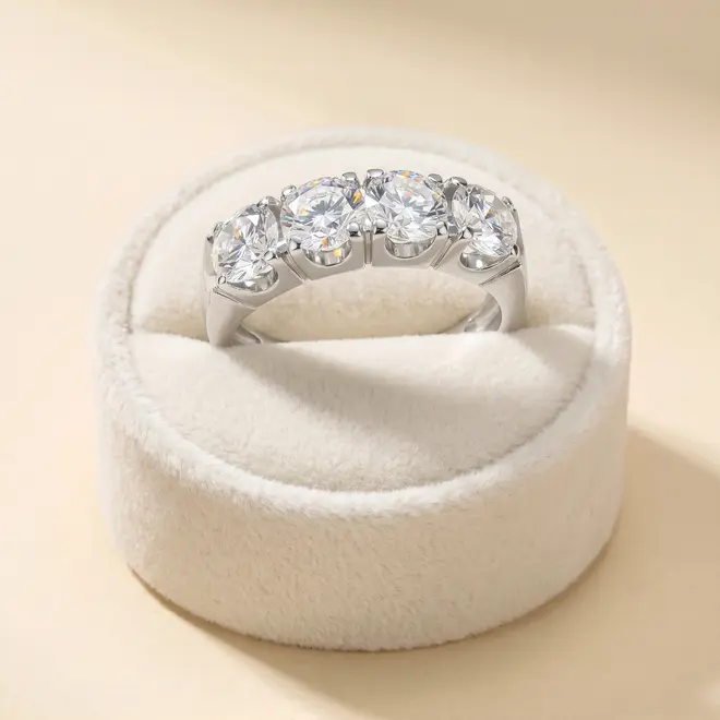 MEIA ALIANÇA DE OURO BRANCO COM DIAMANTES TOTALIZANDO 2,0 CTS.