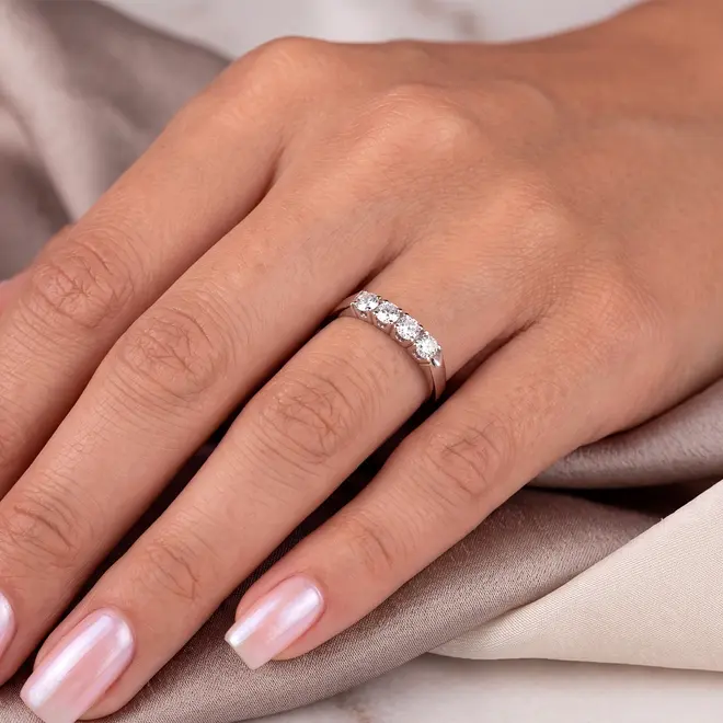 MEIA ALIANÇA DE OURO BRANCO COM DIAMANTES TOTALIZANDO 2,0 CTS.