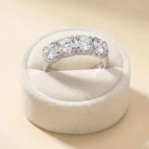 MEIA ALIANÇA DE OURO BRANCO COM DIAMANTES TOTALIZANDO 2,0 CTS.
