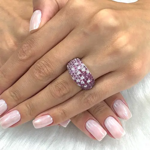 Anel Pavê de Ouro Branco com Rubis e Diamantes.
