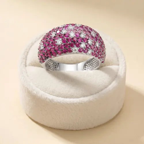Anel Pavê de Ouro Branco com Rubis e Diamantes.