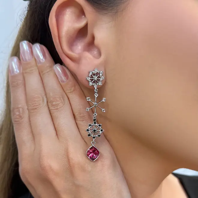 Par de Brincos de Ouro Branco com 56 Diamantes e Turmalinas Rosa