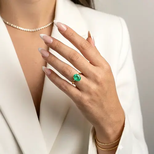 Anel de Ouro Amarelo com Esmeralda de 2,8 Cts.