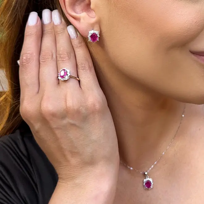Conjunto Anel Par de Brincos e Pingente de Prata com Cristais e Rubis