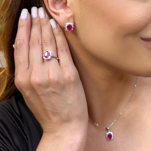 Conjunto Anel Par de Brincos e Pingente de Prata com Cristais e Rubis