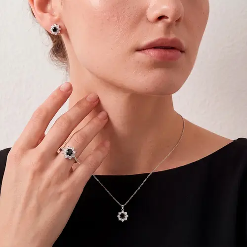 Conjunto de Anel, Par de Brincos e Pingente em Prata com Moissanites e Diamantes Negros 3,20 Cts