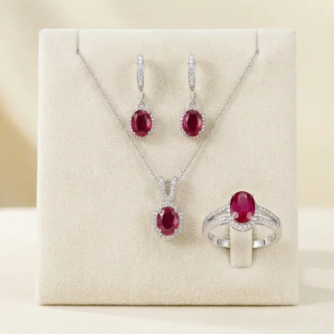 Conjunto Par de Brincos, Pingente e Anel de Prata com Cristais e Rubis