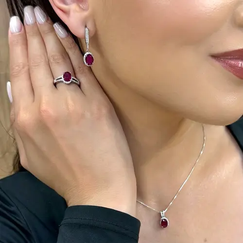 Conjunto Par de Brincos, Pingente e Anel de Prata com Cristais e Rubis