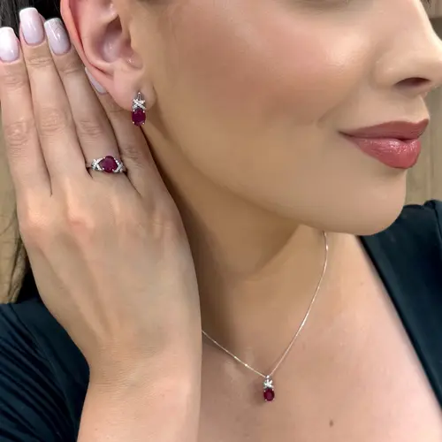 Conjunto Par de Brincos, Pingente e Anel de Prata com Cristais e Rubis