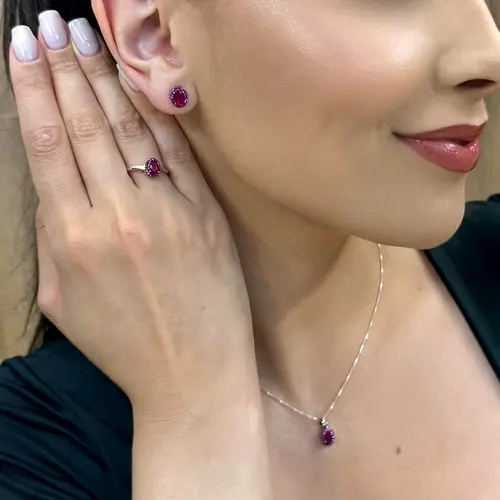 Conjunto de Anel, Par de Brincos e Pingente em Prata com Cristais Vermelhos e Rubis