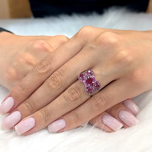 Anel Trabalhado de Prata com Cristais Vermelhos e Rubis