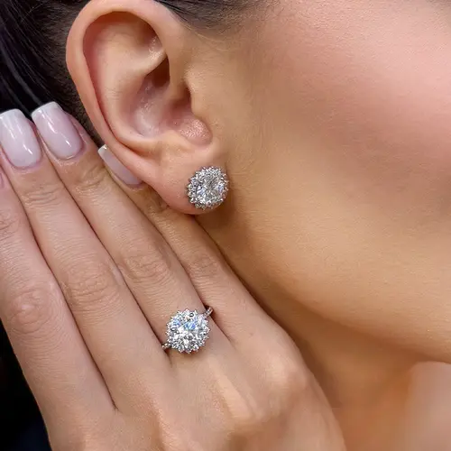Conjunto Anel e Par de Brincos de Diamantes de Laboratório totalizando ? Cts