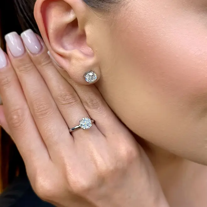 Conjunto Anel e Par de Brincos de Diamantes de Laboratório totalizando 3,0 Cts.