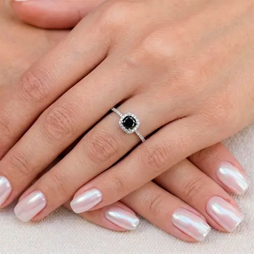 Anel de Prata com Cristais e Diamante Negro de 1,0 Cts.