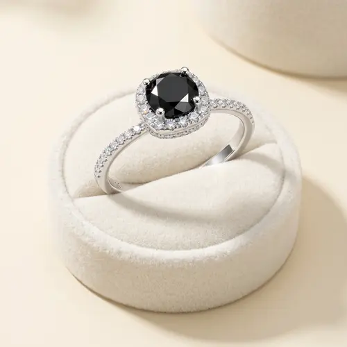 Anel de Prata com Cristais e Diamante Negro de 1,0 Cts.