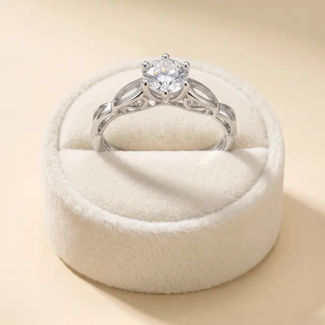 Anel Solitário Trabalhado em Ouro Branco com Diamante de Laboratório