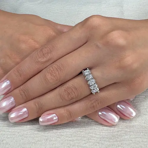 Meia Aliança de Ouro Branco com 2,0 Cts em Diamantes.