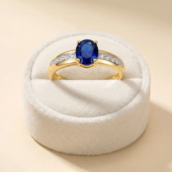 Anel Prata com Diamantes e Safira Knight de 1,10 Cts, com Acabamento em Ouro Amarelo