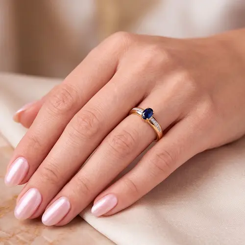Anel Prata com Diamantes e Safira Knight de 1,10 Cts, com Acabamento em Ouro Amarelo
