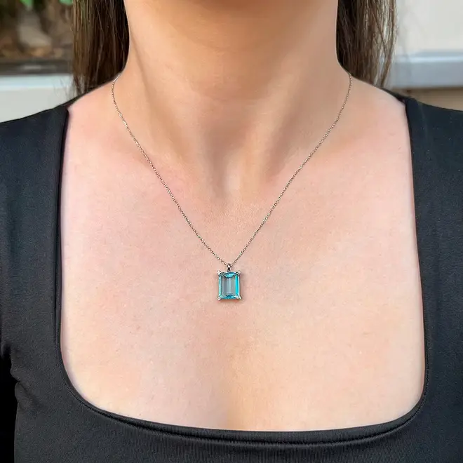 Pingente de Ouro Branco com Corrente, Diamantes e Topázio Aul de 5,10 Cts.
