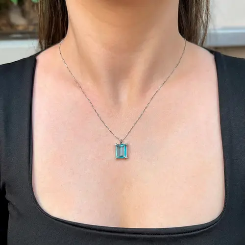 Pingente de Ouro Branco com Corrente, Diamantes e Topázio Aul de 5,10 Cts.