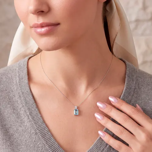 Pingente de Ouro Branco com Diamantes e Topázio Aul de 4,80 Cts.