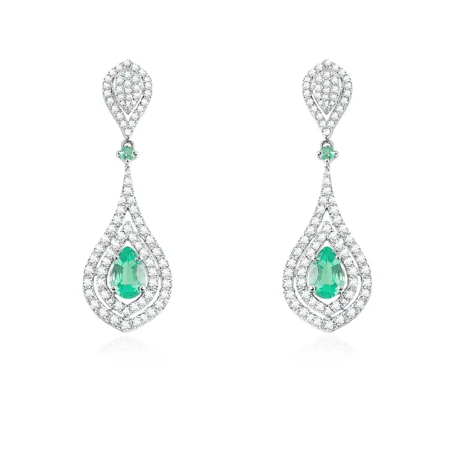 Par de Brincos de Ouro Branco com Diamantes e Esmeraldas totalizando 85 pts.