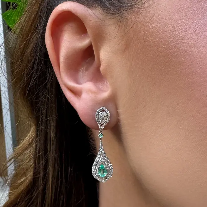 Par de Brincos de Ouro Branco com Diamantes e Esmeraldas totalizando 85 pts.