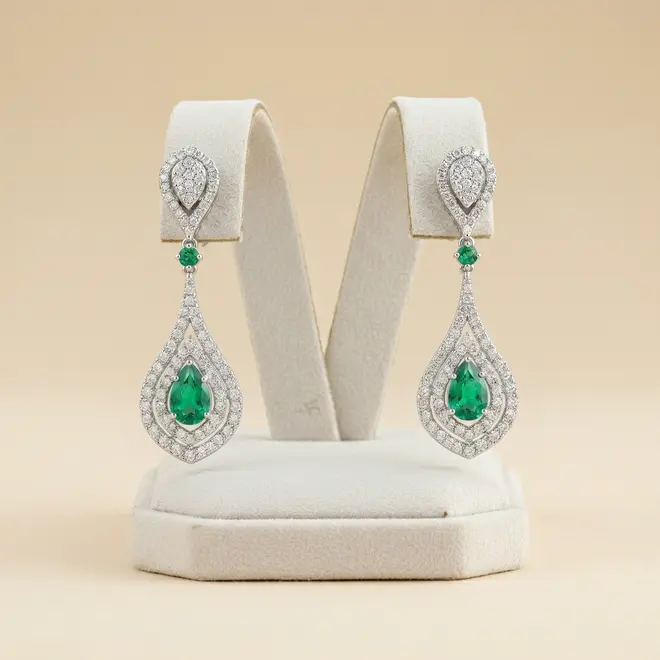 Par de Brincos de Ouro Branco com Diamantes e Esmeraldas totalizando 85 pts.