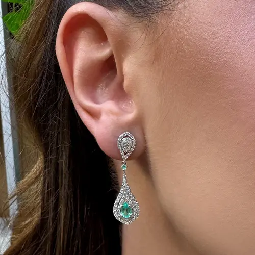 Par de Brincos de Ouro Branco com Diamantes e Esmeraldas totalizando 85 pts.