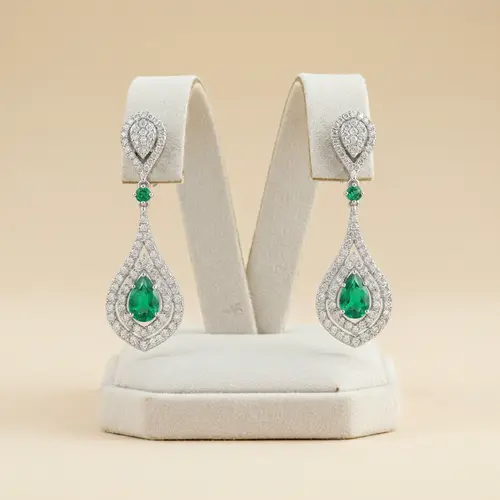 Par de Brincos de Ouro Branco com Diamantes e Esmeraldas totalizando 85 pts.