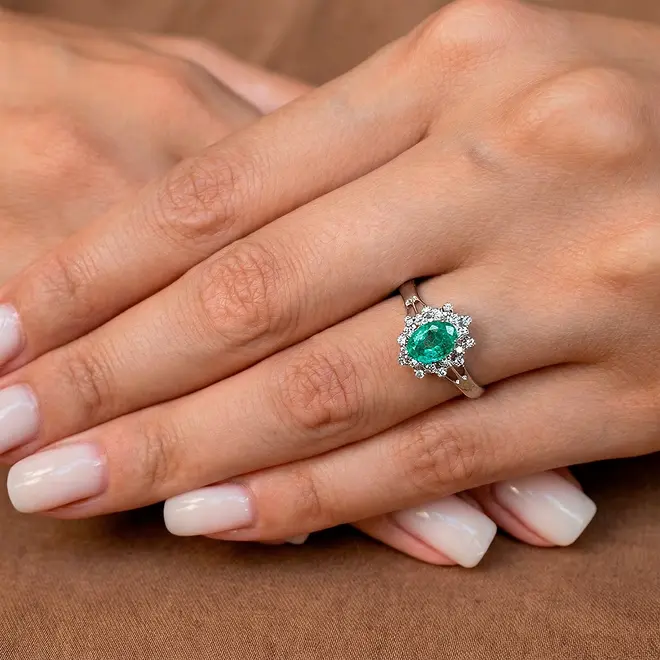 Anel de Ouro Branco com 20 Diamantes e Esmeralda de 1,0 Cts