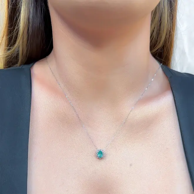 Pingente de Ouro Branco com Corrente, 20 Diamantes e Esmeralda de 1,0 Cts.