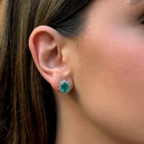 Par de Brincos de Ouro Branco com Diamantes e Esmeraldas totalizando 2,4 Cts.