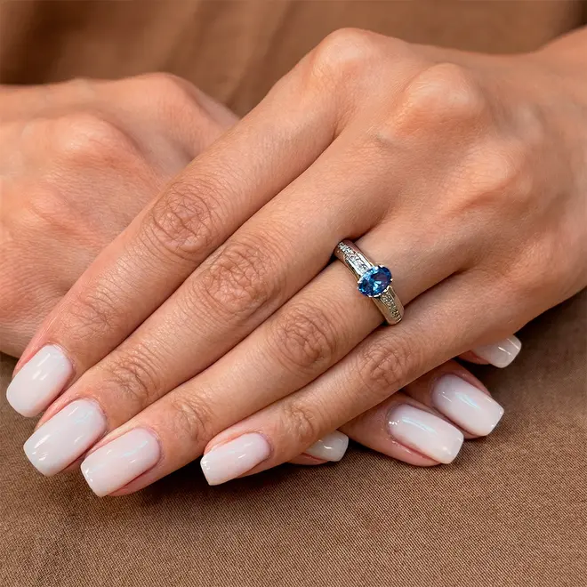 Anel de Ouro Branco com Diamantes e Tanzanita de 75 pts.