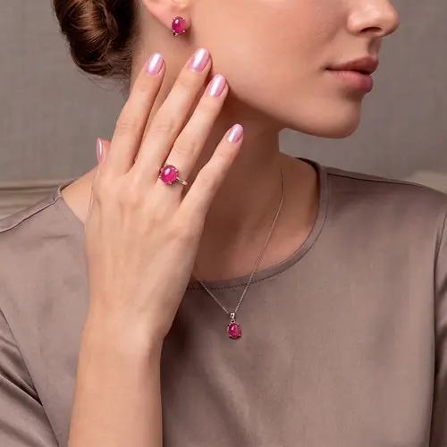 Conjunto Par de Brincos, Pingente e Anel de Prata com Rubis Cabochon