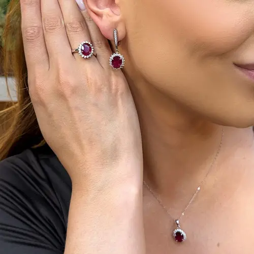 Conjunto Par de Brincos, Pingente e Anel de Prata com Cristais e Rubis