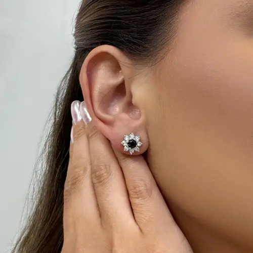 Par de Brincos de Prata com Mossanita e Diamantes Negros totalizando 1,6 Cts.