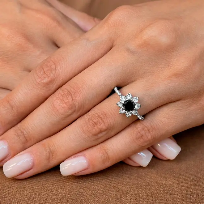 Anel de Prata com Mossanitas e Diamante Negro de 80 Pts.