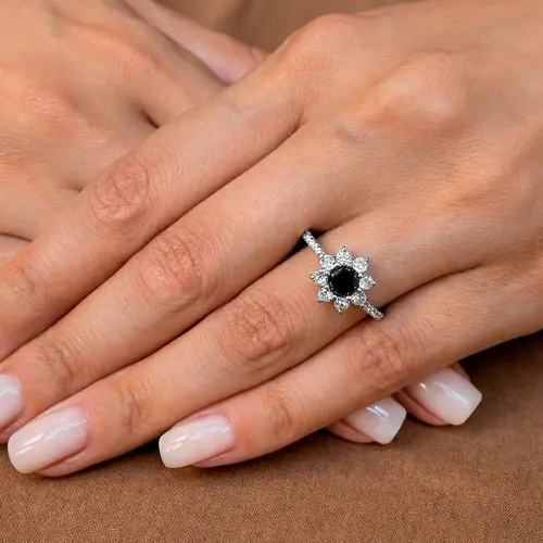 Anel de Prata com Mossanitas e Diamante Negro de 80 Pts.