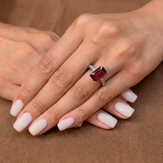 Anel de Ouro Branco com Diamantes e Rubelita de 2,90 Cts.