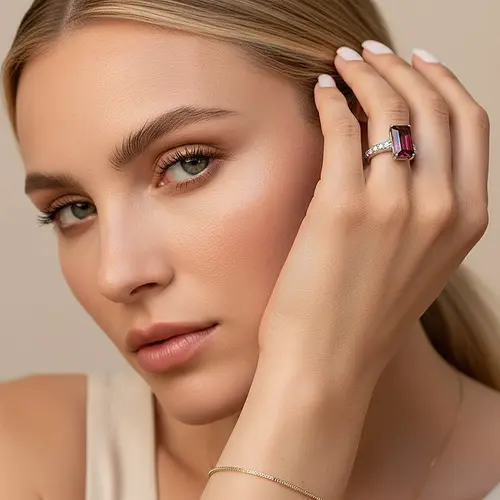 Anel de Ouro Branco com Diamantes e Rubelita de 2,90 Cts.