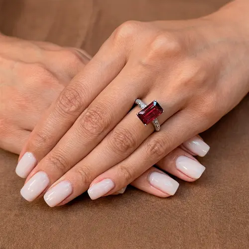 Anel de Ouro Branco com Diamantes e Rubelita de 2,90 Cts.