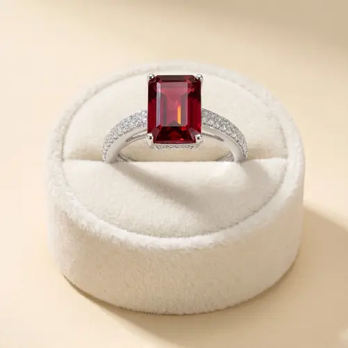 Anel de Ouro Branco com Diamantes e Rubelita de 2,90 Cts.