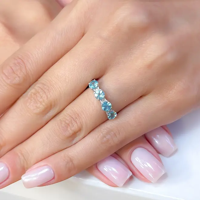 Meia Aliança de Ouro Branco com Diamantes e Turmalina Azul.