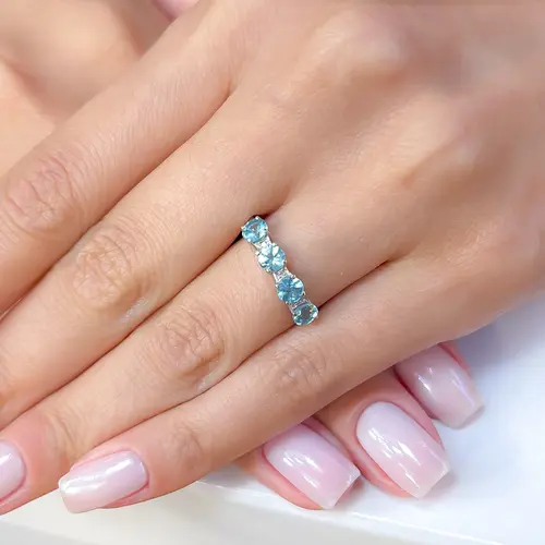 Meia Aliança de Ouro Branco com Diamantes e Turmalina Azul.