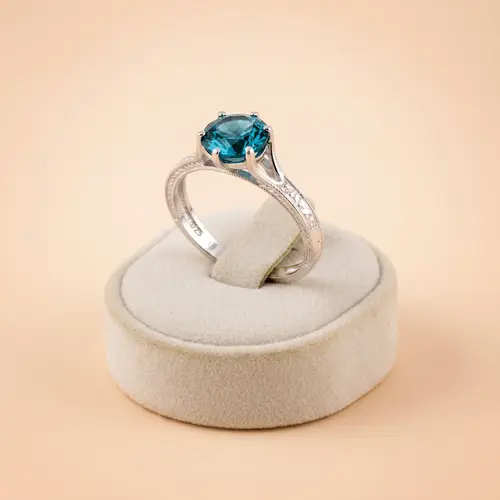 Anel Prata com Diamantes, Cristal Sky Blue.