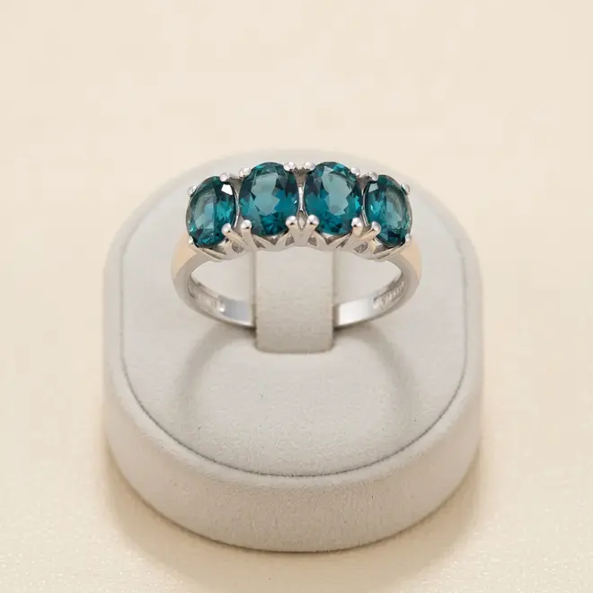 Meia Aliança de Prata com Cristais London Blue.