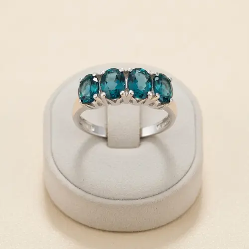 Meia Aliança de Prata com Cristais London Blue.